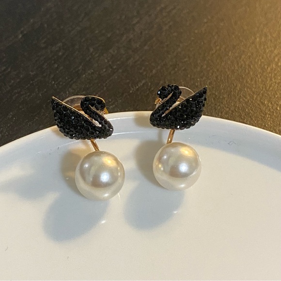 Swarovski Iconic Swan earring - Picture 2 of 4